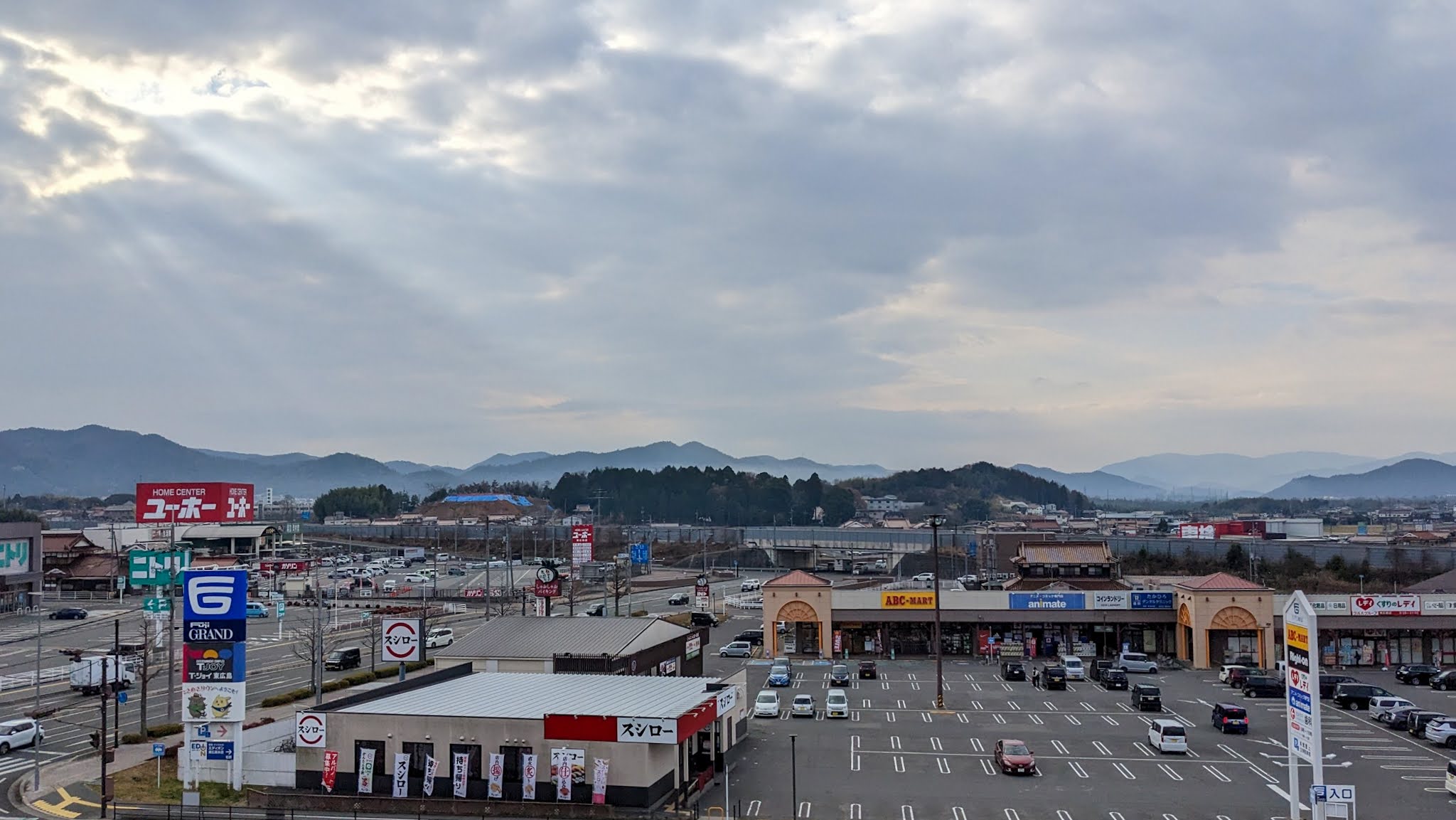 🌥️#広島県 #東広島市 は曇り、気温は3℃📽️泣いても笑っても2022年も今日が最終日✨いつもの見慣れた風景ですが、雲の切れ間から光が差し込んでいて、なんだか幻想的…☁️ぜひ #Ｔ・ジョイ東広島 で #映画 の見納めを🎬